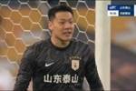 献神扑！周定洋近距离头槌攻门，被王大雷单臂拒之门外