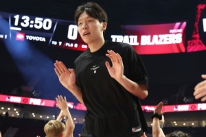 媒体人：可惜杨瀚森没能在罗威轮休时得到机会 这是场血亏的比赛
